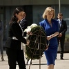 Liz Truss sa Benjaminom Karić položila cvijeće na spomenik ubijenoj djeci Sarajeva