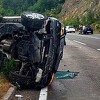 Jedna osoba povrijeđena u prevrtanju vozila na putu između Mostara i Širokog Brijega