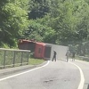 Kamion se prevrnuo na magistrali kod Kladnja, saobraćaj obustavljen