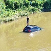 Audi završio u rijeci Bosni u Doboju, vozač čekao pomoć na krovu