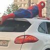 Opasne akrobacije u Sarajevu: Osoba odjevena u kostim Spidermana vozila se na krovu terenca