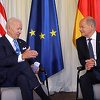 Biden razgovarao sa Scholzom: Pozvao na jedinstvo pa se prisjetio skijaških dana