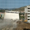Konačno srušena zgrada Žitoprometa u Mostaru, bagerist umalo nastradao