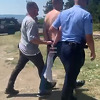 Desetorici Srbijanaca zabranjen ulazak na Kosovo zbog spornih majica, jedan uhapšen