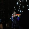 Adele izrazila podršku londonskoj povorci ponosa: Nastupila ogrnuta zastavom duginih boja