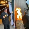 Haotični snimak s vjenčanja: Pijani gost plešući s prskalicama skoro izazvao požar