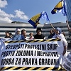 Građani transparentima poslali snažne poruke vlastima: Oprostite što postojimo