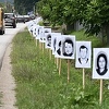Nova provokacija: Fotografije pripadnika Vojske RS-a postavljene na putu koji vodi u Potočare