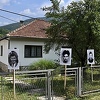 Policija naredila uklanjanje fotografija s puta prema Potočarima, prebačene u dvorišta kuća