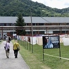 U Potočarima otvorena umjetnička instalacija "Majčina marama"