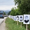 Uklonjene fotografije pripadnika Vojske RS-a iz dvorišta kuća na putu ka Potočarima