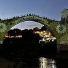 Stari most u Mostaru osvijetljen u znak sjećanja na srebrenički genocid