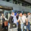 Prva grupa hadžija vratila se u Sarajevo, na aerodromu ih dočekale porodice