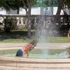 U Mostaru spas od vrućina djeca pronašla kupanjem u fontani na gradskom trgu