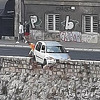 Obrušio se zid iznad korita Miljacke nakon što se automobil zabio u njega