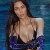Kim Kardashian prodaje čudan modni dodatak: Dugačke rukavice za plivanje