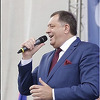 Predizborna kampanja zvanično još nije počela, a političari pjevaju na veseljima i dijele novac