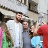 Raspoloženi Nurkić s djevojkom prošetao centrom Sarajeva i fotografisao se s obožavateljima