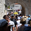 Plato ispod Starog mosta užurbano se puni posjetiocima, hiljade ljudi došli da gledaju skokove