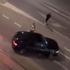 Objavljen snimak Marije Šerifović na kojem urla na ulici i udara automobil