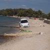 Prvi red do mora: Turista u Hrvatskoj parkirao automobil skoro u plićaku