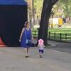 Fotografija bake koja unuka vodi na povocu uznemirila javnost u Srbiji