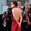 Timothee Chalamet prkosi stereotipima: U Veneciji prošetao u crvenom kombinezonu bez leđa