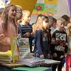 Osnovcima u povratničkoj školi u Potočarima uručeni besplatni udžbenici