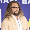 Jason Momoa u znak protesta obrijao prepoznatljivu dugu kosu