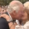 Žena poljubila kralja Charlesa III u obraz tokom njegovog prvog izlaska u javnost: Bio je tužan
