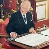Charles se prilikom potpisivanja dokumenata "naljutio" na olovke: Kad cijeli život imaš sluge