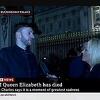Bizarno smiješna scena: Muškarac nije znao da je kraljica umrla, došao jer se ljudi okupljaju