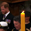 Harry i Meghan tokom kraljičinog sprovoda smješteni na kraj drugog reda