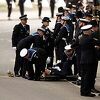 Policajac se onesvijestio tokom sahrane kraljice Elizabete, odnijeli ga na nosilima