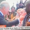 Širi se video u kojem se Charles ne želi rukovati s crncem: Ne može ni sakriti da je rasist