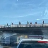 Snimak radova na nadvožnjaku u Hrvatskoj je hit na mrežama: Jedan radi, šest nadzire