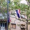 Desnu obalu Mostara preplavile zastave tzv. Herceg-Bosne