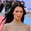 Bella Hadid ponovo u izazovnom izdanju, modnom pistom prošetala u providnom kombinezonu