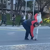 Muškarac sa štakama izašao na ulicu u Beogradu da spasi povrijeđeno mače