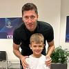 Džeko upoznao sina s Lewandowskim, dobio je i poklon od Barcelonine zvijezde