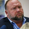 Teoretičar zavjera Alex Jones mora platiti skoro milijardu dolara odštete porodicama žrtava masakra