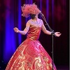 Božo Vrećo iznenadio fanove neobičnim modnim detaljem: Cvjetni buket kao pokrivalo za glavu