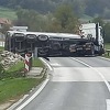 Na magistrali kod Srebrenika obustavljen saobraćaj zbog prevrnutog kamiona