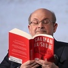 Salman Rushdie izgubio vid na jedno oko i jedna ruka mu je onesposobljena