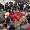 Ruže za žrtve bombaškog napada u Istanbulu, na ulicama veliki broj policajaca