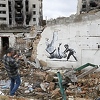 Ulični umjetnik Banksy svojim muralima uljepšao ruševine zgrada u Ukrajini