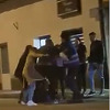 Više osoba brutalno pretuklo policajca ispred lokala u Grudama