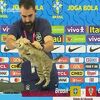 Mačka prekinula konferenciju Brazila pred meč s Hrvatskom, portparol je bacio sa stola