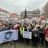 Više od tri hiljade budžetskih korisnika izašlo na ulice Tuzle: Od plate ne možemo preživjeti