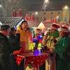 Počeo javni doček Nove godine u Tuzli, građani se zagrijavaju uz ritmove lokalnog benda
